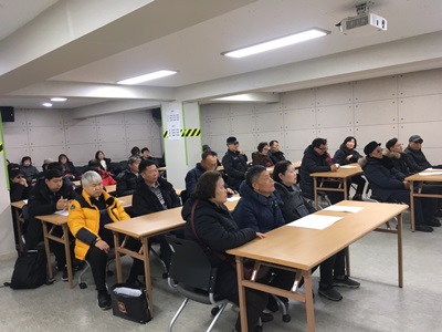 사진1. 협회 지하강당에 참여자 전원 집합 교육 모습