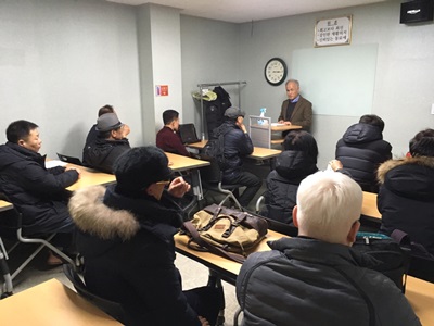 사진2. 나찬우교사의 안마 매뉴얼 교육 모습