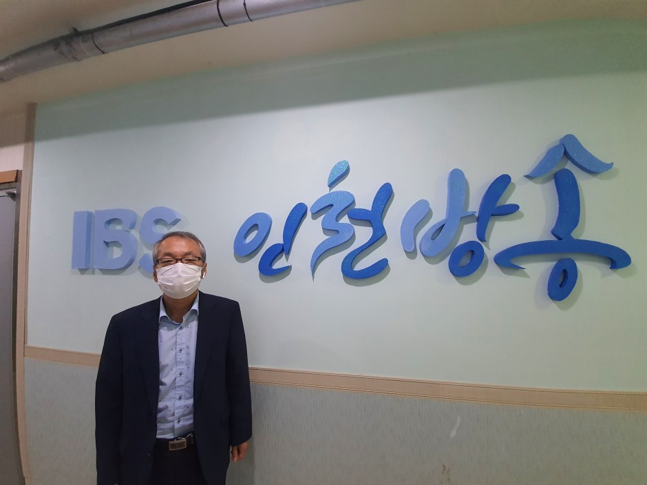 김용기 지부장이  ibs방송국 앞에 서있는 모습 